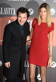 En février 2008, il tombe amoureux de la chanteuse jenifer. Michael Youn Sa Femme Isabelle Funaro Raconte Leur Coup De Foudre Terrafemina