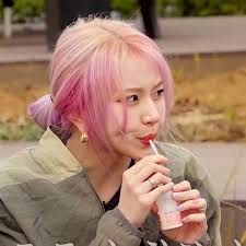 Are you stuck for hair ideas? Kinamchi Ii On Twitter Hi Guys I M Back 333 Cute Chaeyoung With Pinkue Hair Twice Chaeyoung Twicefanart