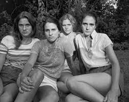 45 foto insolite di famosi momenti storici. 4 Sorelle Scattano La Stessa Foto Per 40 Anni Non Commuovetevi Con L Ultima
