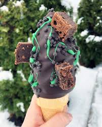 Chocolats Favoris On Instagram Menthe Givree Debarque En Ville Un Allechant Chocolat Noir 58 Des Brownies Des Eclats De Bi Desserts Ice Cream Choco