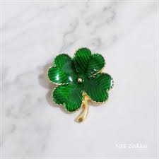 1、 玉龍草 ：葉色深綠，葉端呈細尖形，濃密氈狀，生長速度慢，耐蔭性佳，地被植物。 2、 黃金露花 ：綠籬、觀花賞果植物，夏秋季開花，花淺紫色，常綠小喬木或灌木，高可達 5 公尺，葉腋間常有刺。 Fz æ­ç¾Žå¹¸é‹è‰å¥³å­©é€æ˜Žæ„Ÿç¶ è‰²å››è'‰è‰èƒ¸é‡åˆ¥é‡æ¨¹è'‰é…¢æ¼¿è‰æ¤ç‰©å¹¸é‹çºç'¯å½©é‡‰fiftyzakka è¦çš®è³¼ç‰©