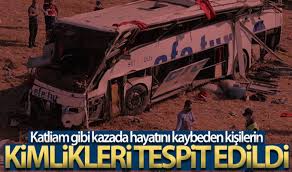 Balıkesir'de yolcu otobüsünün yoldan çıkarak takla attığı kazada 11 kişi kaza yerinde, 4 kişi hastanede olmak üzere 15 kişi hayatını kaybetti, 17 kişi yaralandı. Cz5t0u4cggupsm