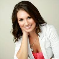 Tess Fischer's Instagram, Twitter & Facebook