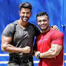 The film stars hrithik roshan and tiger shroff in the lead roles while vaani kapoor, ashutosh rana, anupriya goenka and soni razdan play supporting roles. During The War Entry Scene Hrithik Roshan Empire ÙÛŒØ³ Ø¨ÙˆÚ©