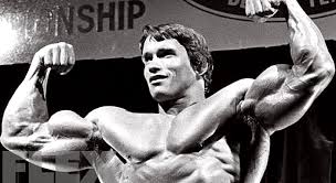 Joseph baena posiert wie papa arnie. Arnold Schwarzenegger In Bicep Pose Bodybuilding Black And White Picture Flex Fitness Clubs