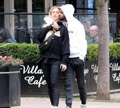 Me & u (toi et. La Minute Football On Twitter Riyad Mahrez S Est Mis En Couple Avec L Ex De Son Coequipier Sergio Aguero Un Vrai Travail D Equipe Ou Pas