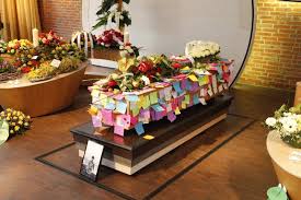 Een Berichtje Achterlaten Op De Uitvaartkist Begrafenis Ideeen Begrafenis Bloemen Begrafenis