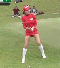 アンシネが真っ赤な服着てパンチラ寸前ゴルフ - ３次エロ画像 - エロ画像