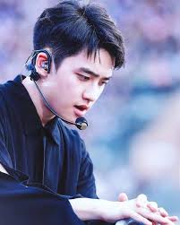 D.O. (Do Kyung Soo), el vocalista principal y bailarín de la boy band  sur-coreana de K-pop más exitosa del momento, #EXO, protagoniza “Swing  Kids”, una comedia musical ambientada en un campo de