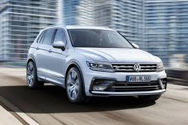 For et år siden stod der nivus på den kompakte crossover, som volkswagen viste de første billeder af i 2020 (det er den sydamerikanske nivus på de rigtige fotos), men den nye model får et andet navn, når den til sommer endelig præsenteres i europæisk version: Vw Tiguan R Line 2016 Der Setzt Auf Pure Dynamik Speed Heads