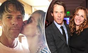 They're raising three children together—son henry daniel, and twins hazel patricia and phinnaeus finn walter. Julia Roberts Celebrates 18 Years Of Marriage With Husband Daniel Moder Daily Mail Online