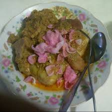 For the nasi dagang, the red flecked rice is served with gulai ikan tongkol, gulai udang, acar and a hard boiled egg. Katupek Gulai Tunjang 10 Visitors