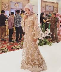 Model gamis sederhana tapi elegan modern berbusana mengenakan perpaduan model gamis modern tidak hanya sebatas memenuhi dari syariat islam saja melainkan saat ini menjadi sebuah trend berbusana yang kian berkembang ke arah fashionable. Dress Brokat Model Baju Gamis Brokat Terbaru 2019 Desain Modern Dan Mewah Inspirasi