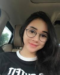 Cantik, seksi, dan bersuara merdu. Profil Aura Kasih Blog Unik