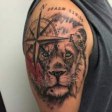 Löwe hand tattoo ganzarm tattoo pfoten tattoo tattoo ideen unterarm paar tattoo ideen ideen für tattoos löwe tatoo kleines löwen tattoo tattoo vorlagen frauen. Grosses Lowenkopf Tattoo Am Oberarm Lowe In Kombination Mit Kompass Lowin Tattoo Natur Tattoos Tatowierungen