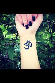 Om is one of the famous word in hindu culture or you can also say that the basic mantra of hindu culture is om. Pax Belieber On Twitter Tattoo Designs Wrist Ohm Wrist Tattoo Om Tattoo