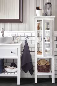 Hemnes Hochschrank Mit Vitrinentur Weiss 42x38x131 Cm Ikea Deutschland Glasschrankturen Badezimmer Inspiration Badezimmer Im Erdgeschoss