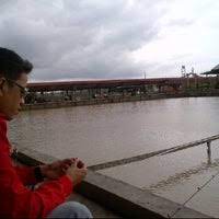 Wisata tjiu palace samarinda ini juga bisa menjadi pilihan anda, tempat wisata ini banyak menawarkan berbagai wahana, dari mulai memancing, menikmati danau dengan sepeda air. Tjiu Palace Fishing Pond Samarinda East Borneo