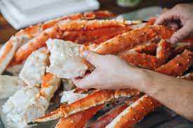 Garlicky crab legs with corn on the cob. Wqhcjytaohgxdm