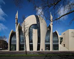 La casa sulla moschea, pubblicato nel 2008 da iperborea è un romanzo dall'imperdibile bellezza, reso ancora più affascinante, in questa versione ascolto, dalla lettura di lino musella, che ci racconta, alternando semplicità alla più pura violenza, l'epopea di un'influente famiglia persiana. La Germania Tra Moschee Sinagoghe E Case Delle Religioni Giornale Dell Architettura