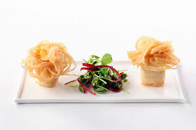 芝士菊花春捲 春捲蛻變成花 美觀總能帶來驚奇 酥皮酥香入口不油膩 內餡蝦肉飽滿與起士鹹香融合 春捲皮脆口 內餡溢齒留香 尾韻起司香氣濃厚 絲絲牽連 不禁一口接一口 是一種令人無法忘懷的吮指美味 粵菜廳