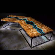 Dans cet article, vous apprendrez les bases de la fabrication d'une table rivière. Ce Designer Cree Des Tables En Bois Qui Integrent Des Rivieres De Verre