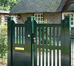 Einzeltor Grun Hohe 200 Cm Holztur Garten Mit Briefkasten Und Klingel In 2020 Gartentore Tor Garten