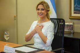 Fabiola yáñez nació en villa regina, pero vivió en la provincia de misiones y en las ciudades santafesinas de rosario y san lorenzo debido al trabajo de su padre. Syfhxfzkqpflxm
