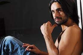 Don't be ashamed to admit that you have a crush on him. Gonzalo Heredia Ecured