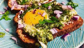 Așa arată un mic dejun rapid și sănătos: Toast Cu Avocado Si Oua Gatite In Pesto Verde Mic Dejun Rapid Satios Si Sanatos Andreea Raicu
