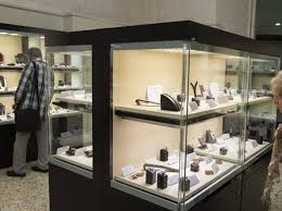 L'istituto prestiti su pegno di lugano è l'unico banco dei pegni in ticino e il terzo in tutta la svizzera che effettua prestiti mediante pegno di gioielli, oro, argento, diamanti, pietre preziose ed orologi importanti. Roma Appio In Fuga Con I Pegni Dei Clienti Direttore Di Banca A Giudizio Corriere It