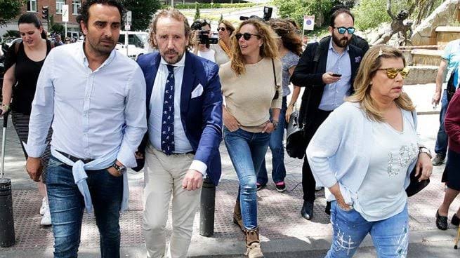 Rocío Carrasco y Fidel Albiac visitan a María Teresa Campos en el hospital