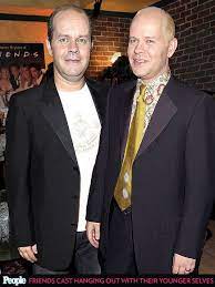 James michael tyler, el actor que interpretó a gunther, el empleado de la cafetería central perk en friends, reapareció en público para revelar su diagnóstico de cáncer de próstata en etapa 4. Friends Cast Posing With Their Younger Selves 10th Anniversary Of Friends Friends Cast Friends Tv Young Celebrities