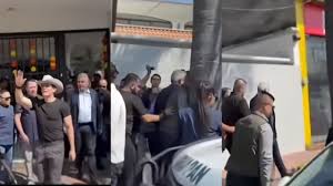 Nacional "¡Fuera!": Así corrieron a gobernador de Michoacán de funeral de Carlos  Manzo 👇