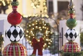 Es wird deutlich kälter und ein eisiger wind lässt nun auch den letzten die winterklamotten rausholen! Weihnachtsdeko Hauseingang Tipps Fur Stimmungsvolle Dekoration Vor Der Haustur Trendomat Com