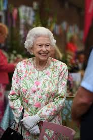 Queen pokes fun at G7 world leaders by ...