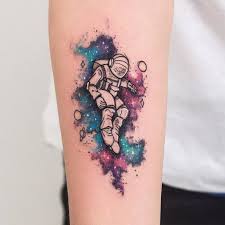 30 Cool Astronaut Tattoo Designs For Space Lovers Page 2 Of 3 Tattoobloq Tatuagens Tatuagem Colorida Tatuagem Estilosa