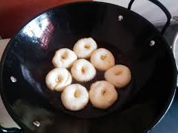 Membuat donat biasa, donat sederhana praktis dan ekonomis tapi mirip donat kentang atau buat segala jenis. Cara Buat Donut Kampung Lembut Tanpa Guna Telur Tanpa Uli