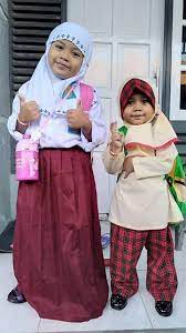 Lalu apa yang harus diperhatikan dalam memilih. Memilih Sekolah Anak Sekolah Umum Atau Sekolah Agama Diary Mama Mie