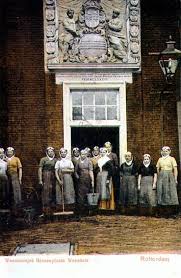 weesmeisjes voor de ingang van de keuken van het burgerweeshuis aan de goudsewagenstraat rotterdam 1905 rotterdam nederland holland
