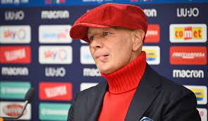 Seine spieler rollten zudem ein spruchband aus, mit dem schon an den vergangenen drei tagen hatte mihajlovic nicht das training der mannschaft in. Emotionale Geste Spieler Des Fc Bologna Mit Uberraschungsbesuch Von Krebskrankem Sinisa Mihajlovic