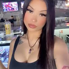 Come grab lunch with one our beautiful bartenders Lilly, 🍻🥊.