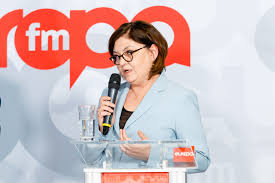 Multa vreme omul a folosit pentru deplasare si pentru transportul greutatilor animalele pe care le domesticise.taind copacii pentru constructi,au observat ca mai mult de 60 de asemenea carute fara cai. Comisarul VÄlean MaÈina PersonalÄ Cel Mai Sigur Mijloc De Transport In AceastÄ PerioadÄ Audio Europa Fm