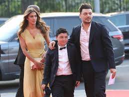 Depuis la semaine dernière, les tourtereaux partagent chacun de leur côté, des images de leurs vacances à mykonos (grèce) sur instagram. Iris Mittenaere Et Kev Adams Amis Amoureux Separation Retour Sur Le Couple Qui Fascine Encore Le Public Melty
