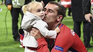 Champion du monde ⭐️⭐️ et parrain de l'association @unriencesttout. People Griezmann Annonce L Arrivee D Alba Son Troisieme Enfant Ne Un 8 Avril