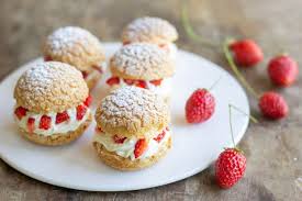 Choux Craquelin A La Chantilly Mascarpone Et Aux Fraises Au Thermomix Recette Gateaux Et Desserts Craquelin Recette Cuisine Facile