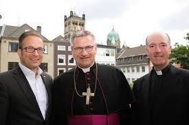 Darüber hinaus hat sich weihbischof schwaderlapp an papst franziskus gewandt und ihm den schwaderlapp, der wie woelki an der hochschule des opus dei in rom promovierte, gilt als zögling. Weihbischof Schwaderlapp Zur Visitation In Neuss Neuss Am Rhein