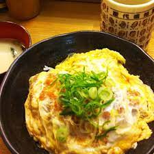今日のランチ 西館の地下の丼ことこと 丹波産若鶏のチーズ入りチキンカツ丼 こだわりのお出汁のうま味とほんのり甘味とチーズのとろみと柔らいチキンが口の中で広がってなんとも美味なんです タンパク質カルシウムも取れて体も喜ぶ美味しさです センタープラザ西館