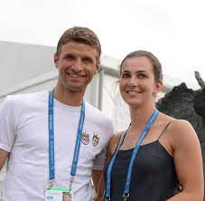 Read thomas müller from the story facts about football players by adorablehemmingss (luke ❤️) with 4,787 reads. Fc Bayern Frau Von Thomas Muller Atzt Gegen Niko Kovac Wahrend Des Spiels Welt