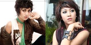 Tak sedikit warganet yang memuji pria 30 tahun ini makin fresh dan tampan. 10 Artis Indonesia Yang Pernah Keren Dengan Rambut Emonya Mana Nih Yang Gayanya Paling Ikonik